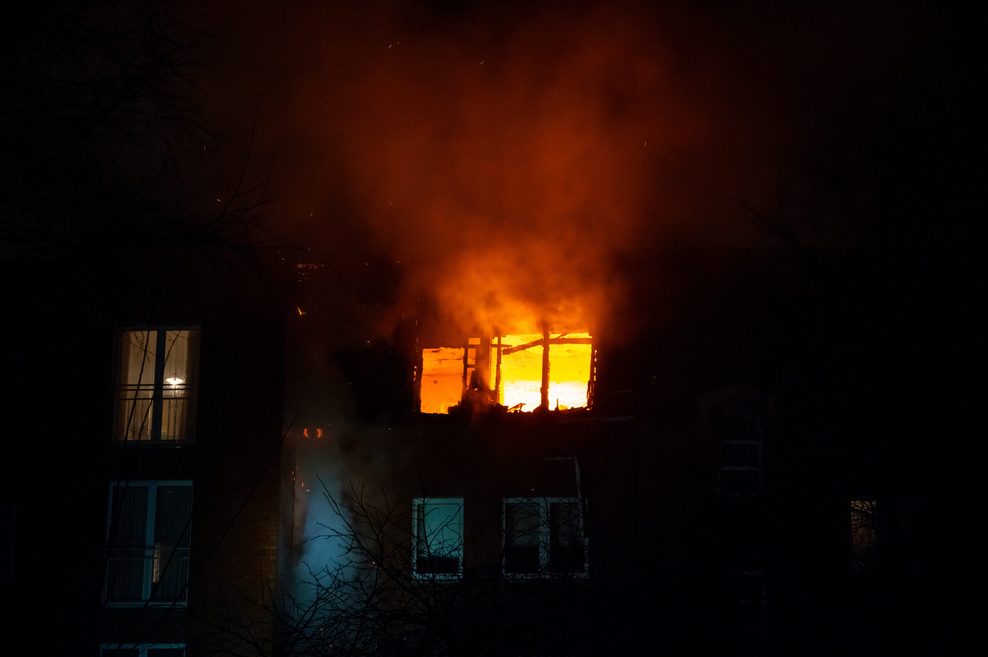 Flammen und Rauch in der Dachgeschosswohnung.