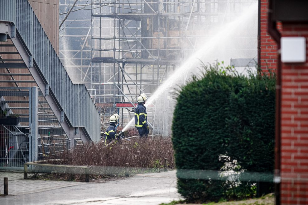 Dienstag: Feuerwehrleute sind auf dem Schulgelände mit Nachlöscharbeiten beschäftigt.