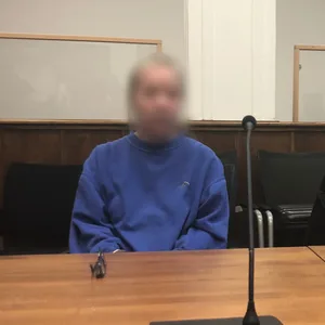 Die 63-jährige Angeklagte sitzt, mit verpixeltem Gesicht, im Gericht vor einem Mikrofon