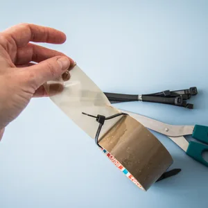 Paketband, Kabelbinder und eine Schere
