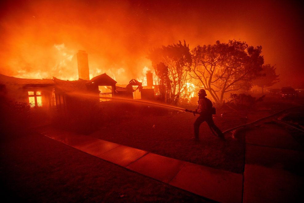 Ein Feuerwehrmann kämpft gegen die Flammen.