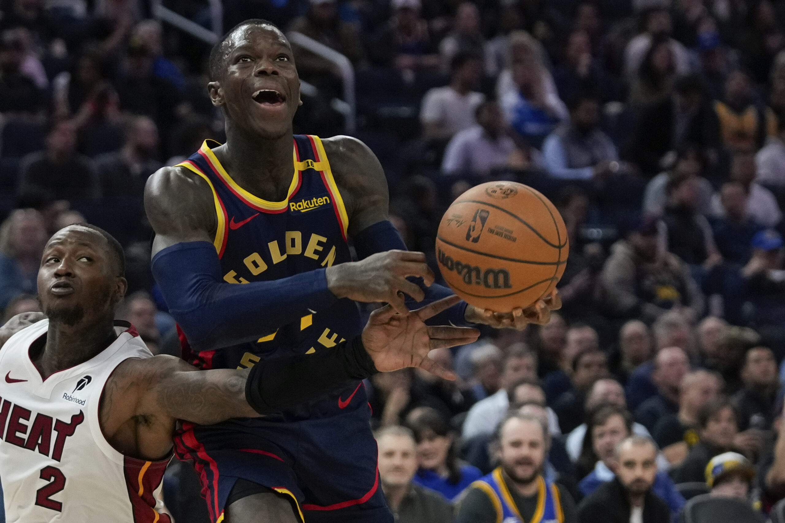 Dennis Schröder wird beim Sprung von seinem Gegenspieler bedrängt