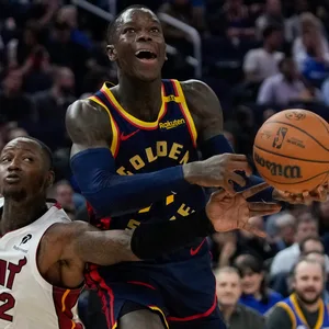 Dennis Schröder wird beim Sprung von seinem Gegenspieler bedrängt