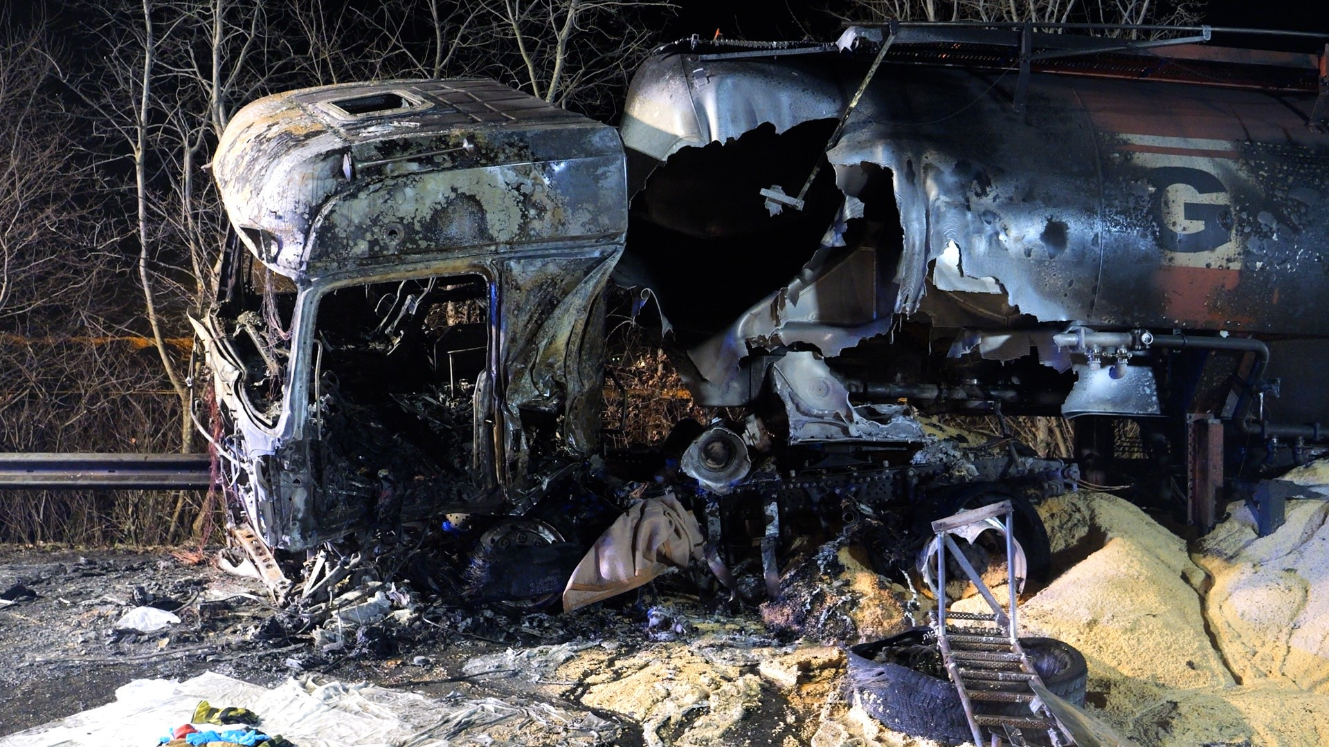 Nach dem Unfall ist das Fahrerhaus des Lkw vollkommen ausgebrannt.