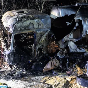 Nach dem Unfall ist das Fahrerhaus des Lkw vollkommen ausgebrannt.
