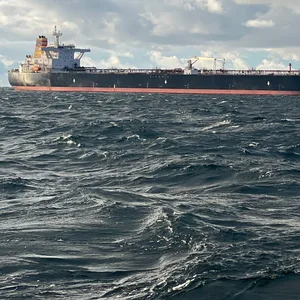 Havarierter Tanke vor RÜGA wird in Hafen gezogen