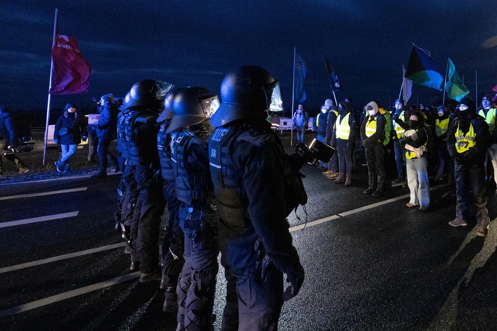 Polizisten stoppen den Protestzug gegen den AfD-Parteitag in der WT Energiesysteme Arena Riesa.