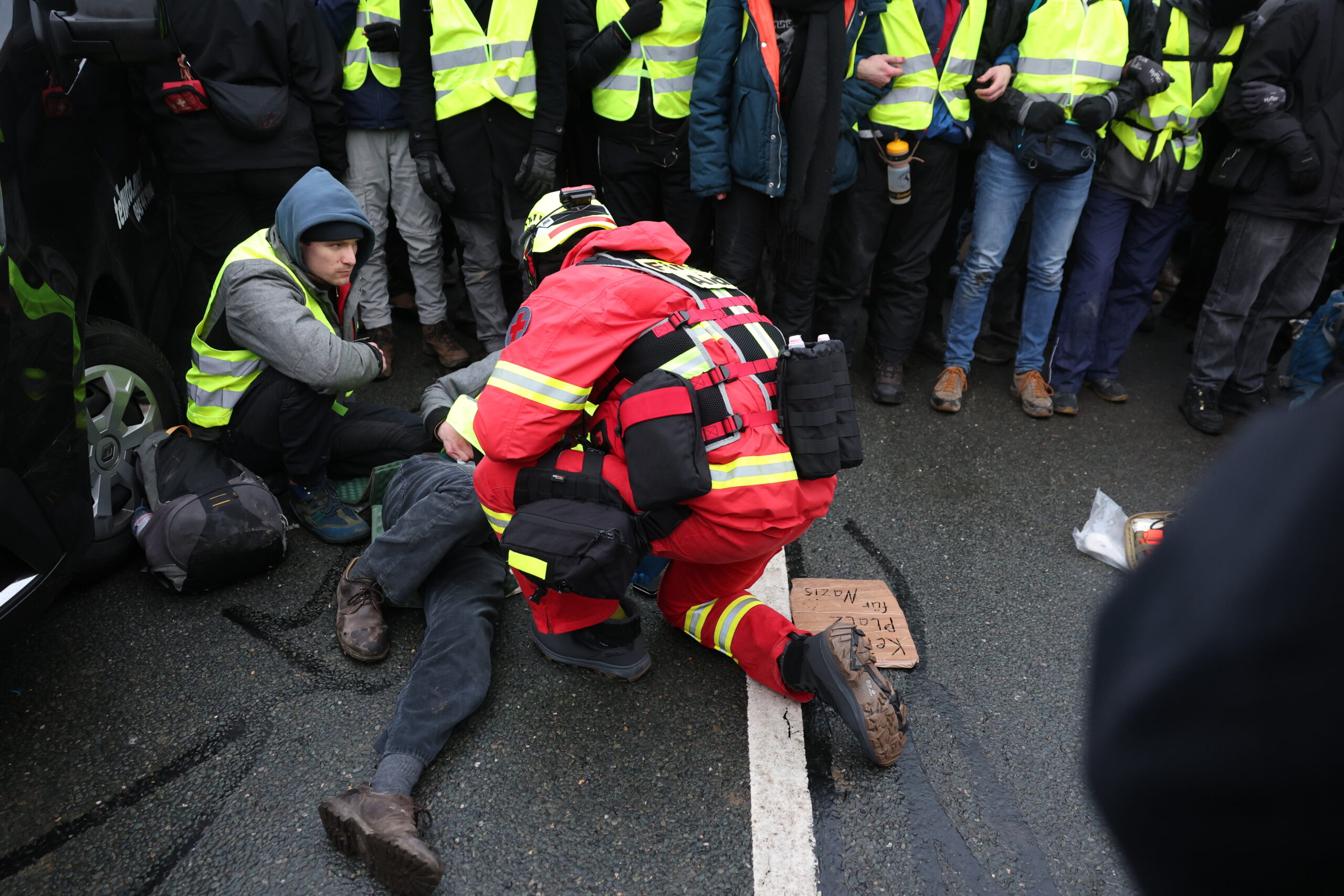 Ein Sanitäter versorgt einen Demonstranten nach Zusammenstößen mit der Polizei bei einer Demonstration gegen den Bundesparteitag der AfD.