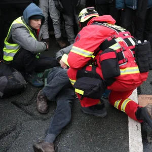 Ein Sanitäter versorgt einen Demonstranten nach Zusammenstößen mit der Polizei bei einer Demonstration gegen den Bundesparteitag der AfD.