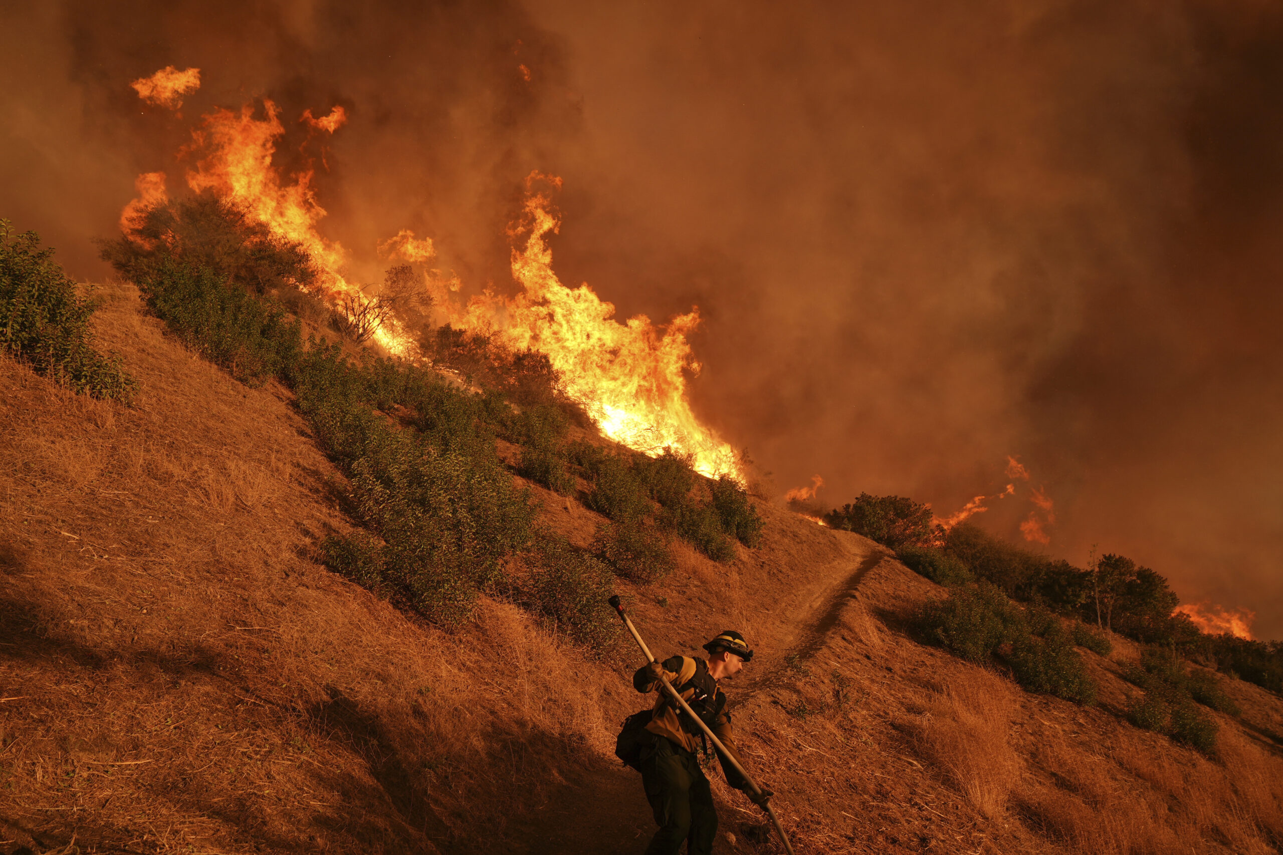 Ein Feuerwehrmann bekämpft das Palisades-Feuer im Mandeville Canyon.