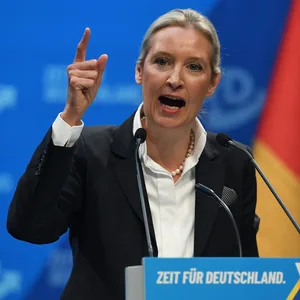 Eine aufgeregte Frau am Rednerpult