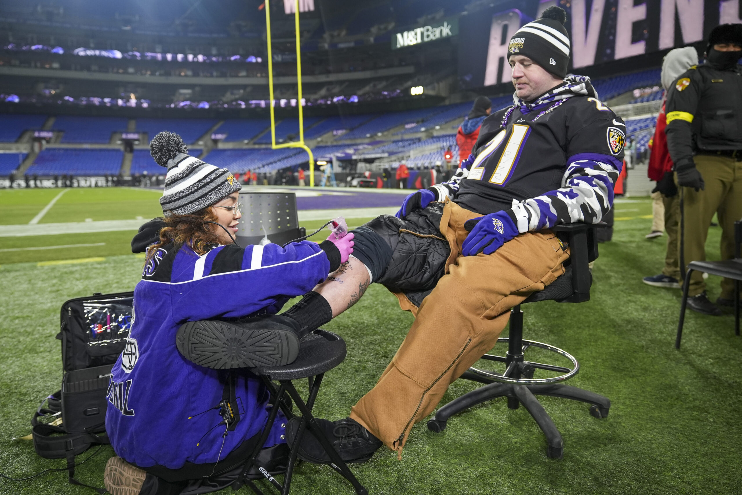 Ein Fan der Baltimore Ravens (Nic Cullison) lässt sich tätowieren.