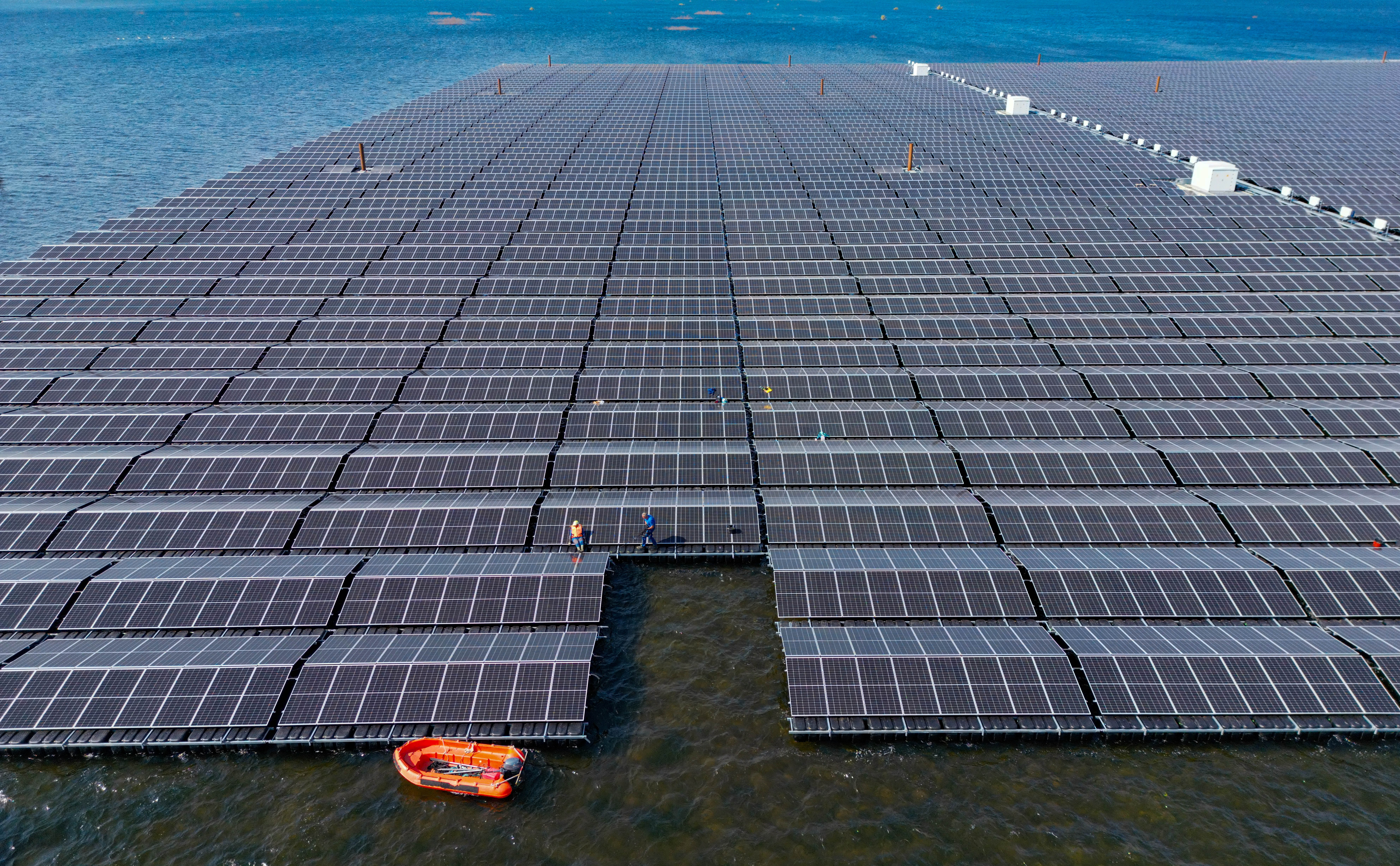 Auf dem Cottbuser Ostsee, einem gefluteten ehemaligen Braunkohletagebau, wird derzeitig eine große Floating-PV-Anlage errichtet.