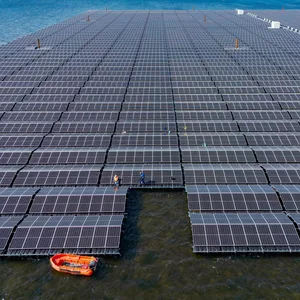 Auf dem Cottbuser Ostsee, einem gefluteten ehemaligen Braunkohletagebau, wird derzeitig eine große Floating-PV-Anlage errichtet.