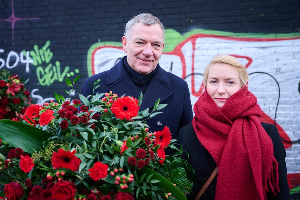 Ines Schwerdtner und Jan van Aken, Bundesvorsitzende der Linken, kamen zur Gedenkveranstaltung für Rosa Luxemburg und Karl Liebknecht zur Gedenkstätte der Sozialisten am Zentralfriedhof Berlin-Friedrichsfelde.