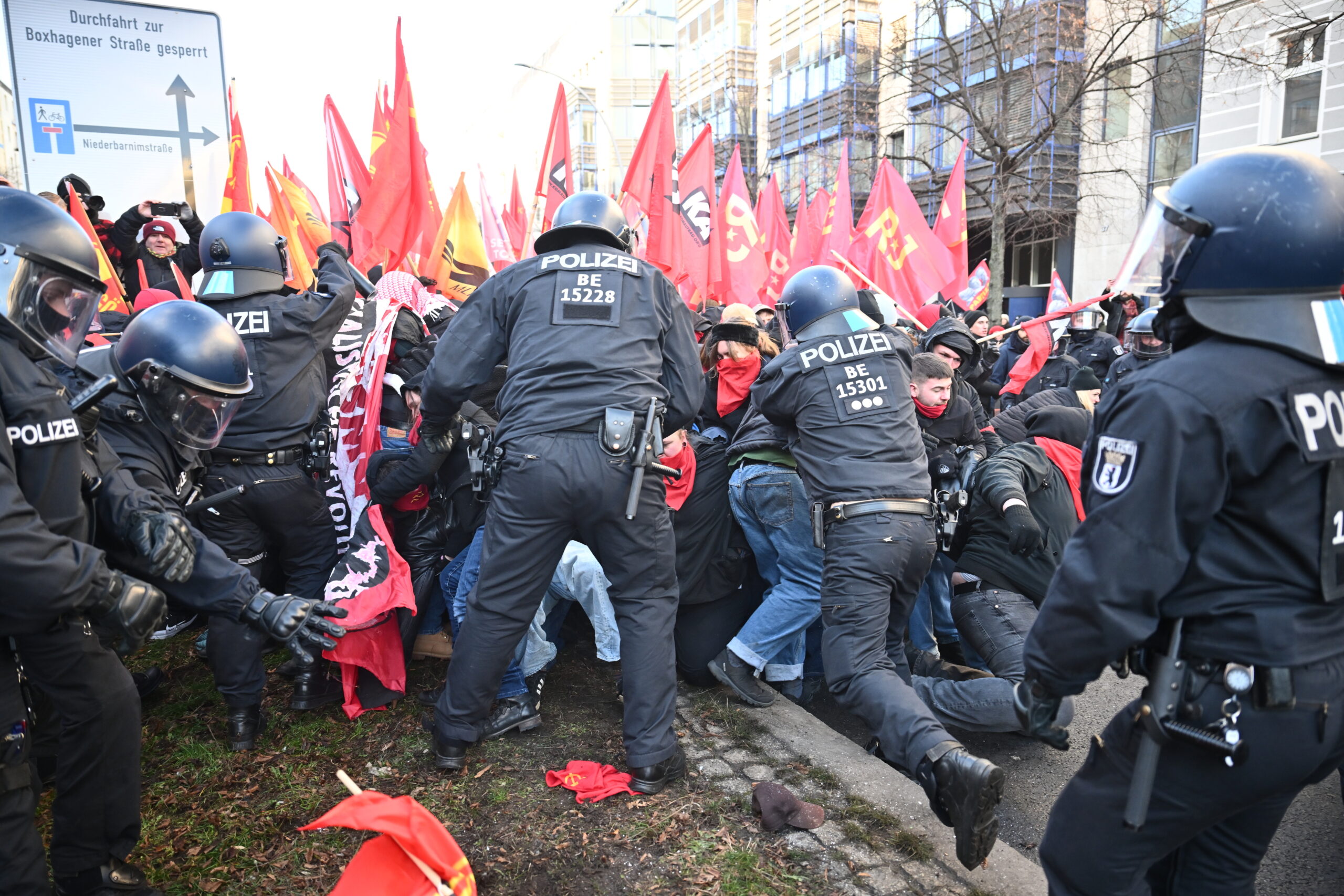 Polizeibeamte gehen während der Demonstration „Luxemburg-Liebknecht-Ehrung 2025“ im Gedenken an die 1919 ermordeten Rosa Luxemburg und Karl Liebknecht gegen randalierende Demonstrierende vor.