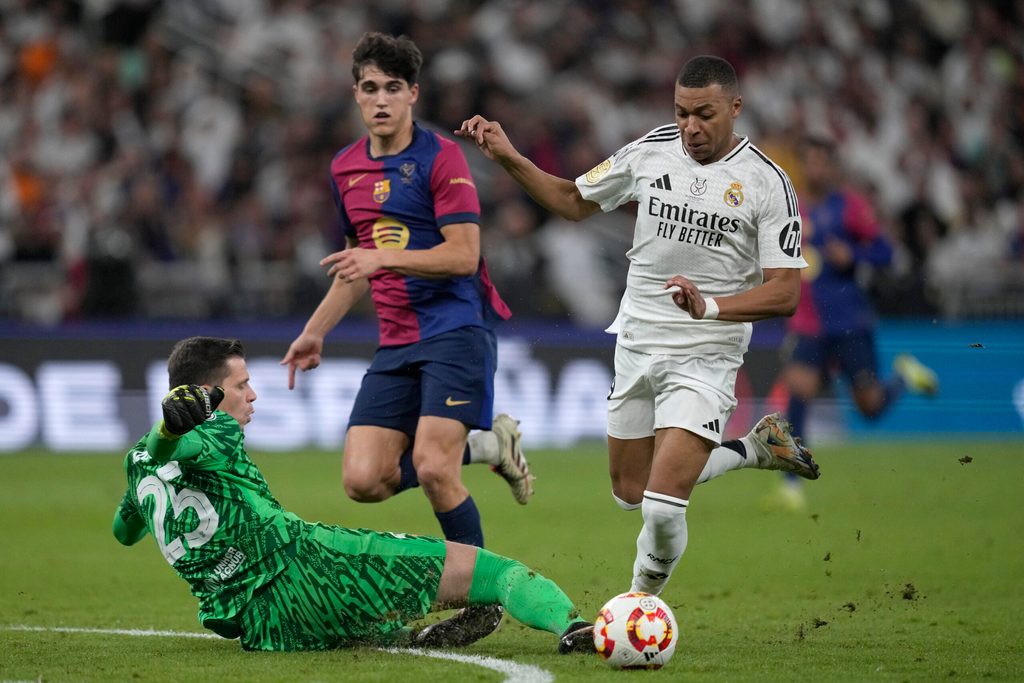 Barca Keeper Wojciech Szczesny grätscht gegen Kylian Mbappé