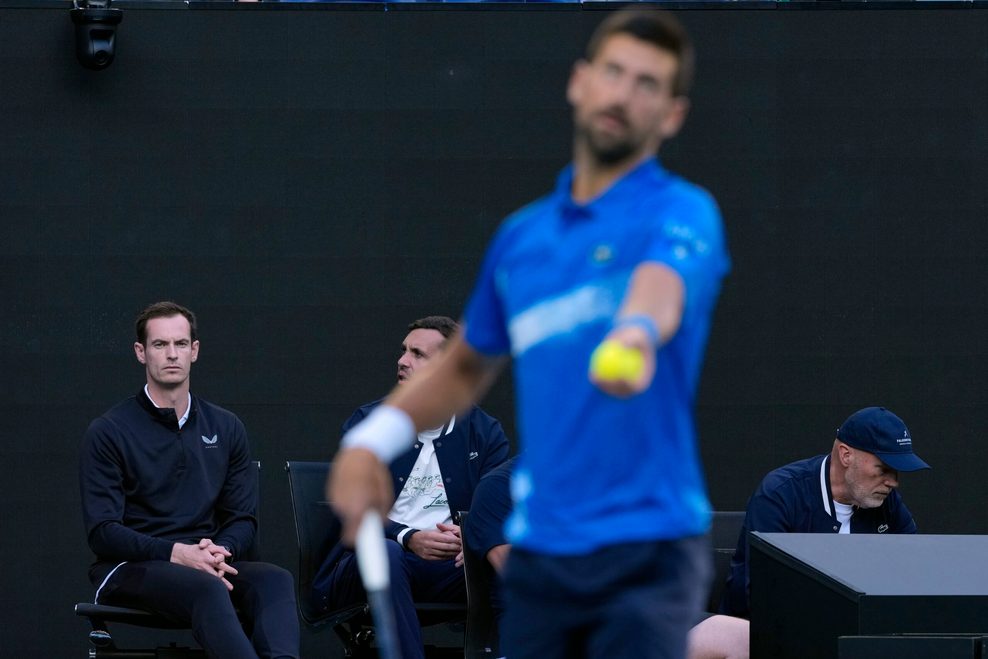 Im Vordergrund Novak Djokovic (unscharf). Im Hintergrund sein neuer Trainer Andy Murray