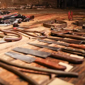 Folterwerkzeuge und Waffen liegen in der „«Kammer der Qualen“ im Hamburg Dungeon.