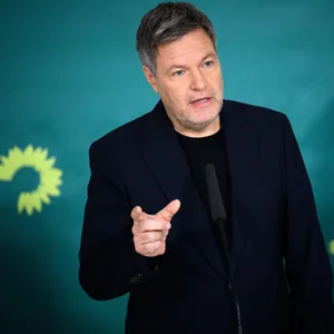 Robert Habeck spricht während einer Sitzung des erweiterten Fraktionsvorstands von Bündnis 90/Die Grünen.