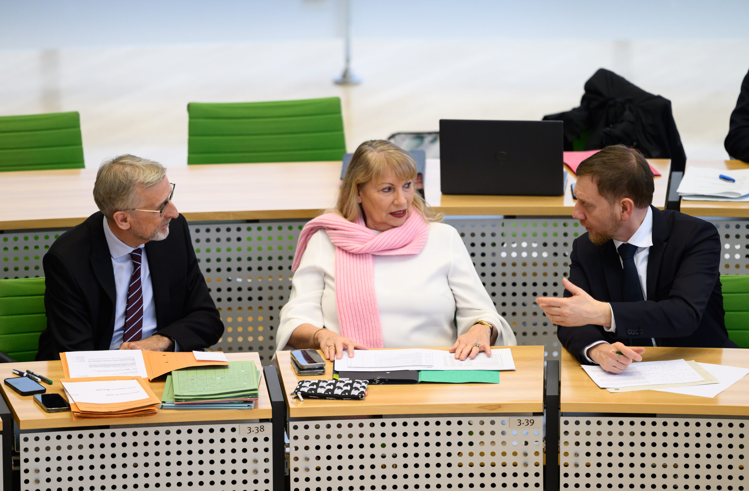 Armin Schuster (CDU, l-r), Innenminister in Sachsen, Petra Köpping (SPD), Sozialministerin von Sachsen und Michael Kretschmer (CDU), Ministerpräsident von Sachsen, sitzen während der Sitzung des Sächsischen Landtages auf der Regierungsbank.