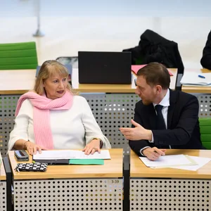 Armin Schuster (CDU, l-r), Innenminister in Sachsen, Petra Köpping (SPD), Sozialministerin von Sachsen und Michael Kretschmer (CDU), Ministerpräsident von Sachsen, sitzen während der Sitzung des Sächsischen Landtages auf der Regierungsbank.