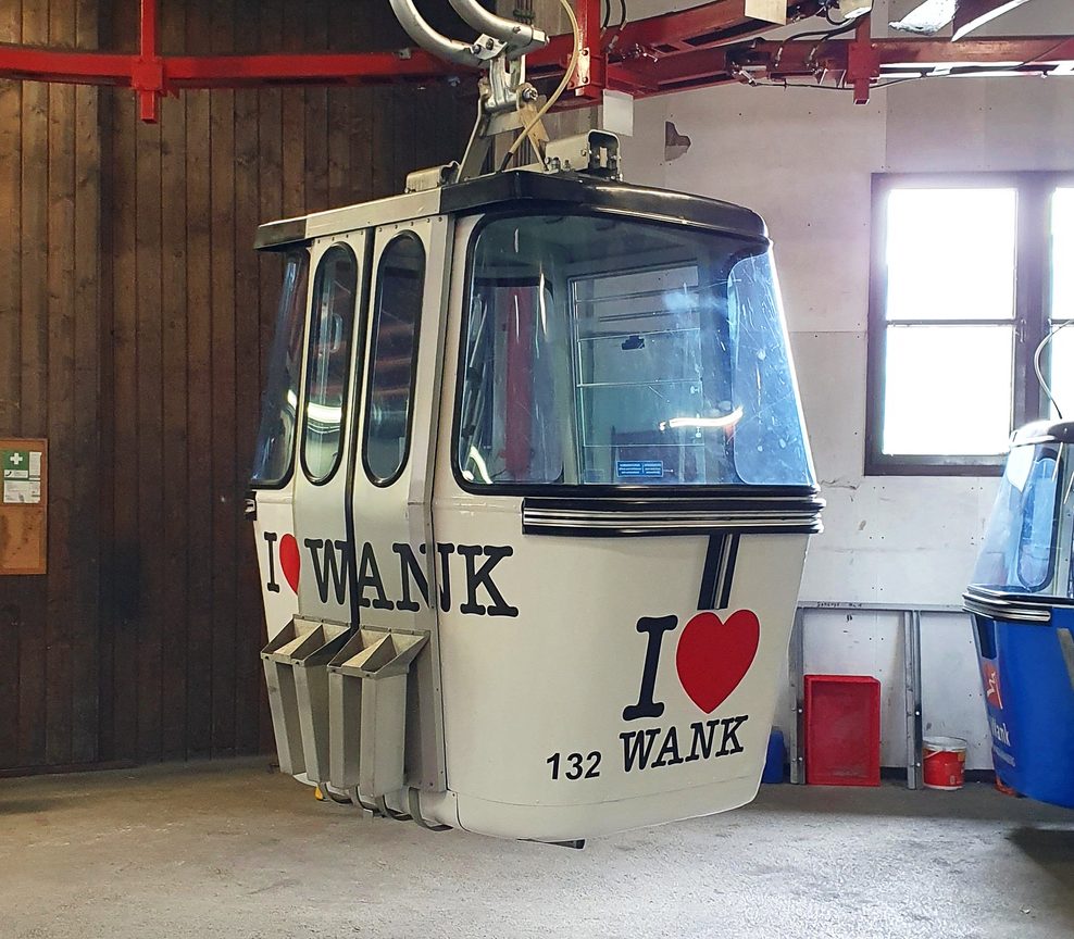 Gondel in Garmisch mit der Aufschrift „I love Wank“