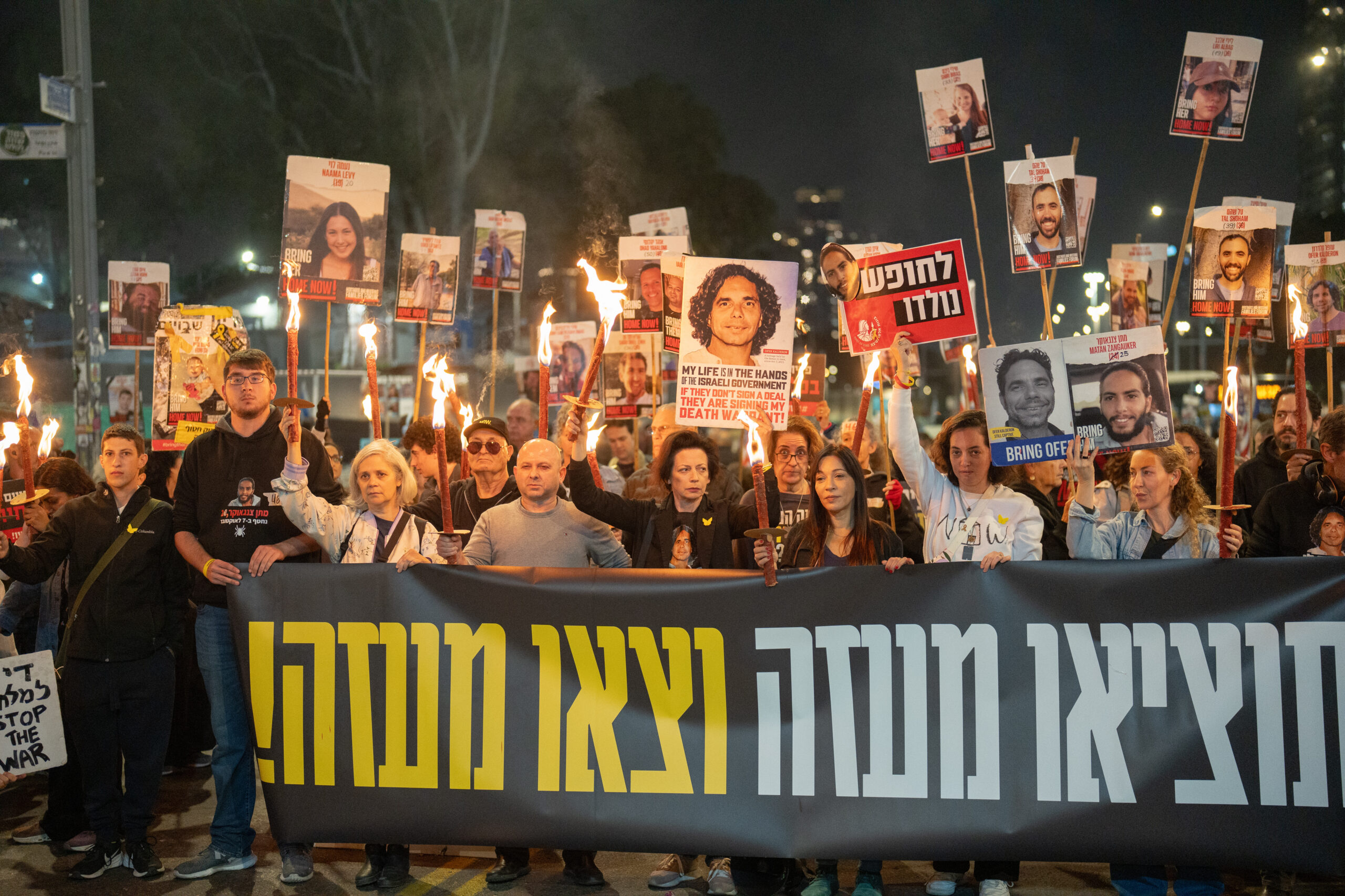 Demonstranten vor dem israelischen Verteidigungsministerium, sie fordern die Freilassung der Geiseln.