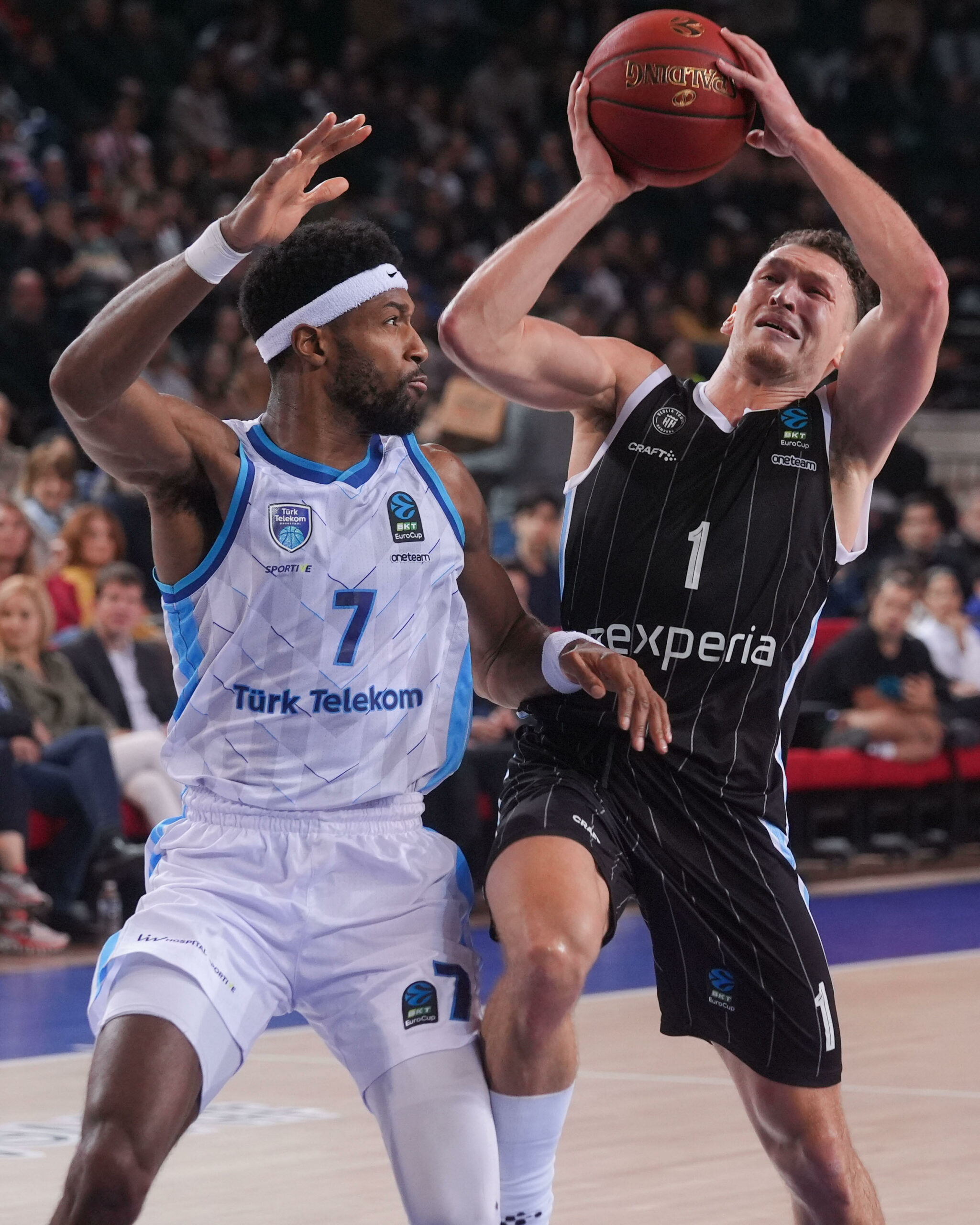 Zwei Basketballspieler im Kampf um den Ball