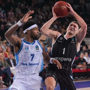 Zwei Basketballspieler im Kampf um den Ball