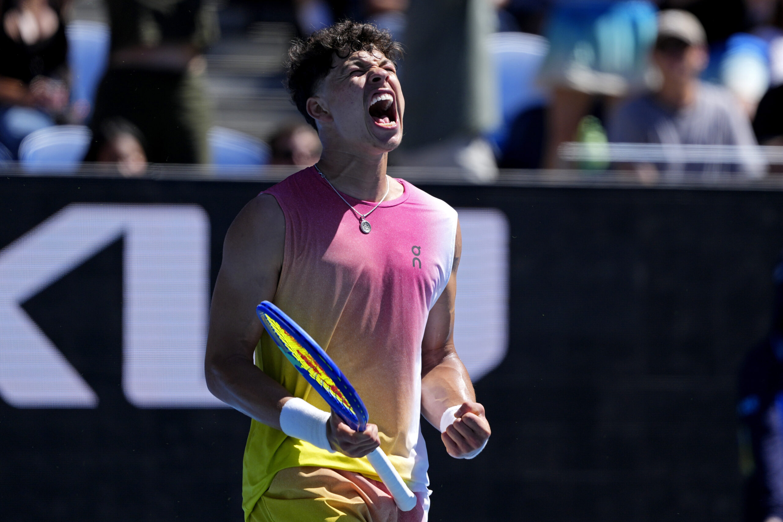 Ben Shelton schreit mit einem Tennisschläger in der Hand