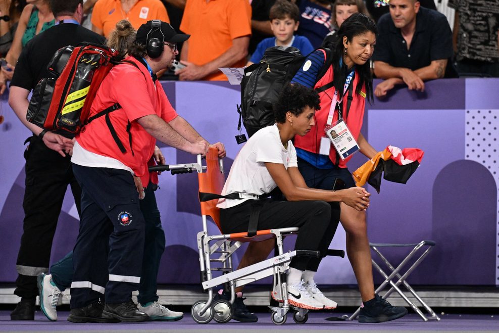 Malaika Mihambo wird mit Rollstuhl aus dem Stadion gefahren