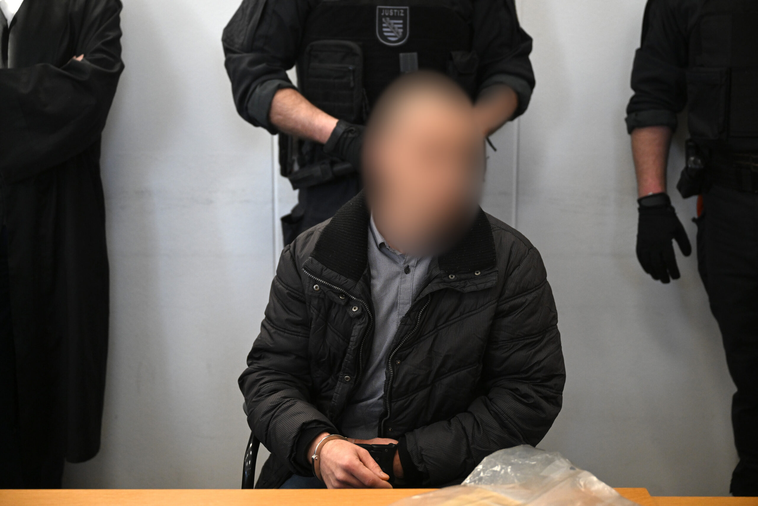 Der wegen Mordes an der neunjährigen Valeriia Angeklagte wird im Landgericht von Justizbeamten vorgeführt-