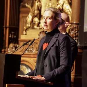 Blonde Frau an Rednerpult