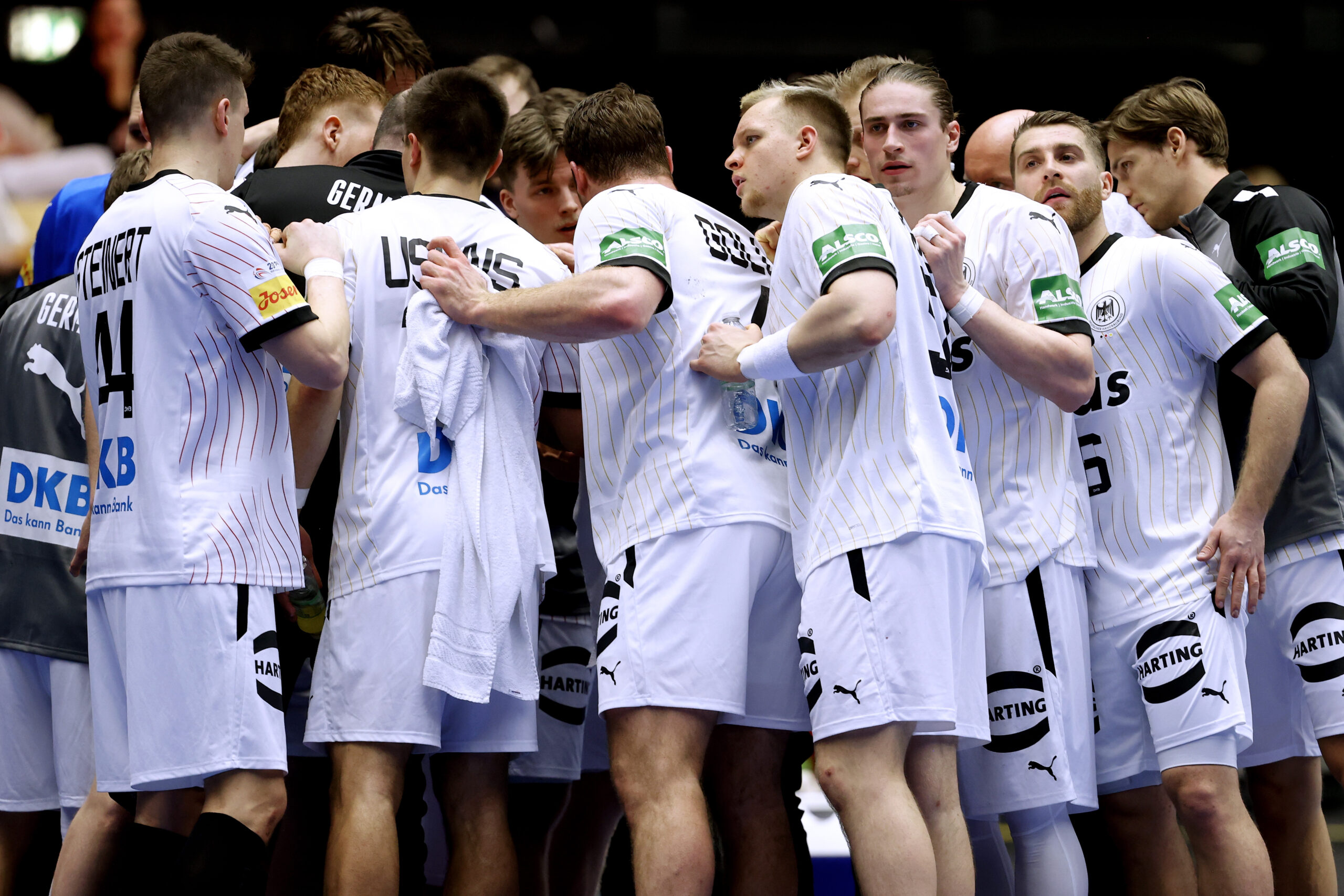 Die deutsche Handballnationalmannschaft bildet einen Kreis zur Besprechung