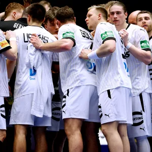 Die deutsche Handballnationalmannschaft bildet einen Kreis zur Besprechung