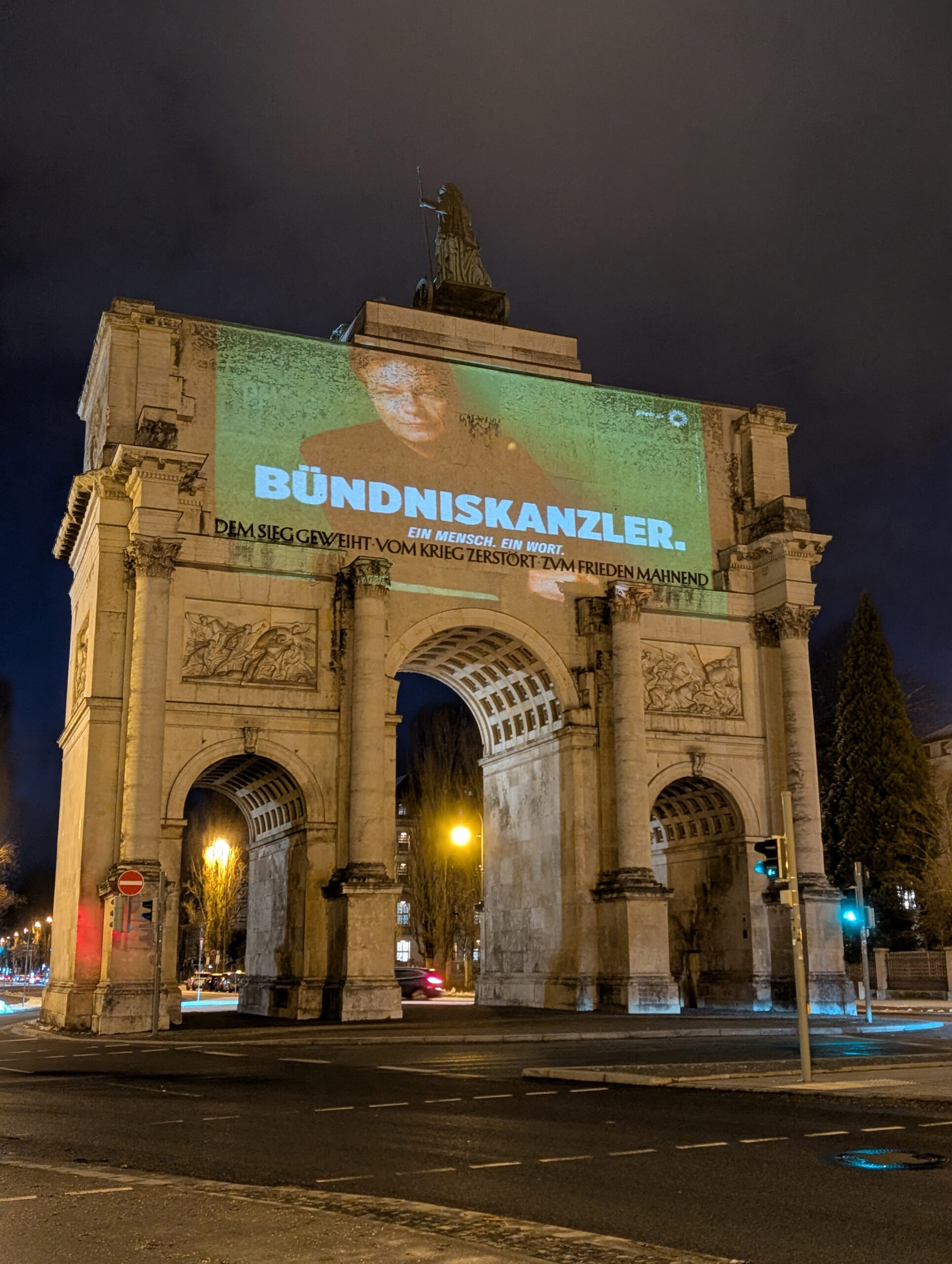 So sah die unerlaubte Wahlwerbung in München aus. Auch in Hamburg haben die Grünen eine solche Projektion durchgeführt.