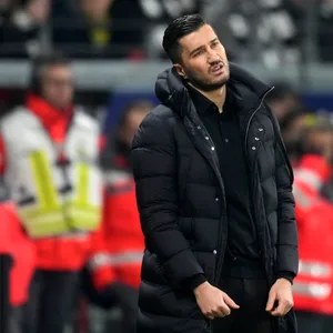 Nuri Sahin guckt verzweifelt an der Seitenlinie