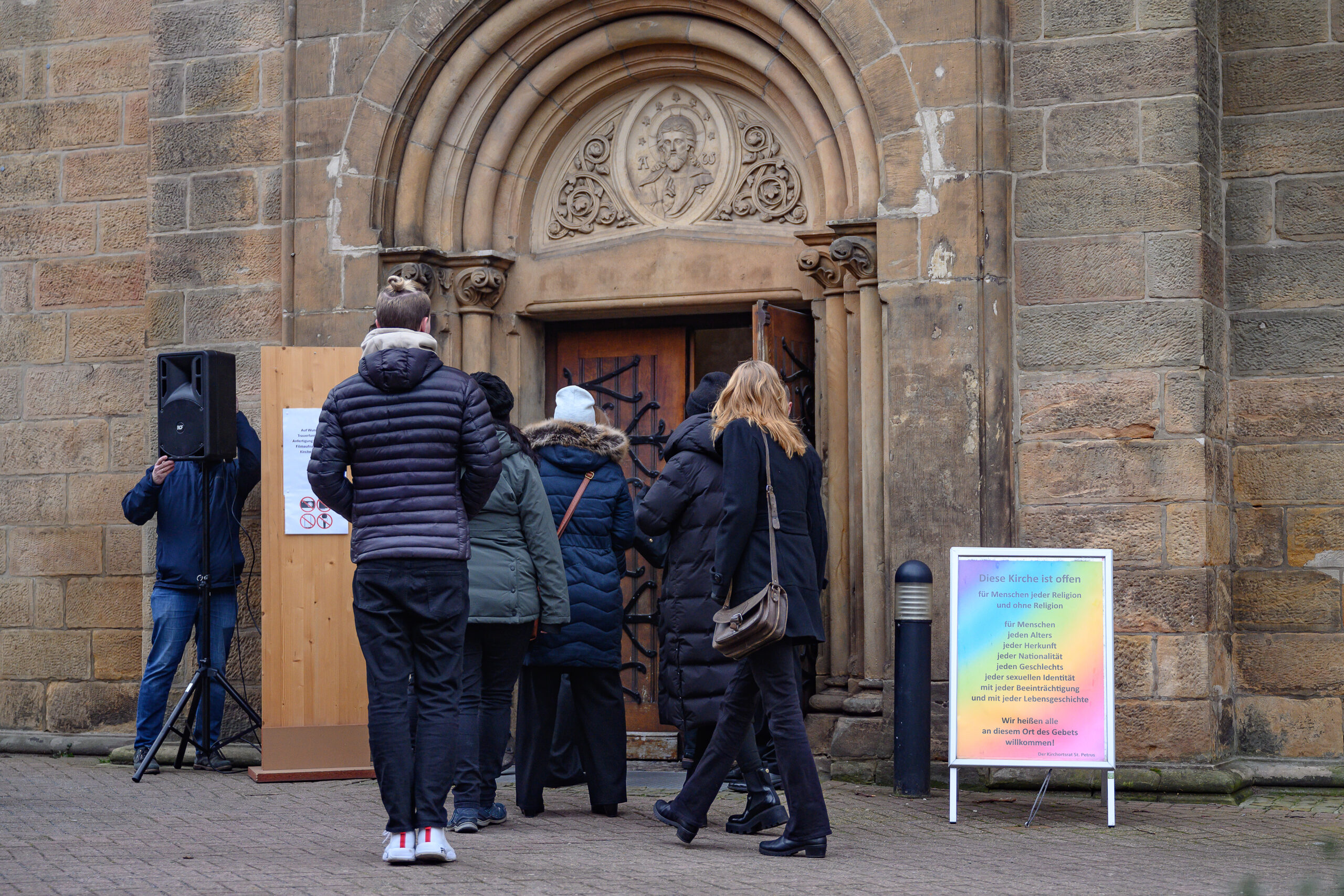 Trauergäste gehen in die die St. Petrus-Kirche, in der eine Trauerfeier für den auf dem Weihnachtsmarkt in Magdeburg getöteten neunjährigen Jungen stattfindet.