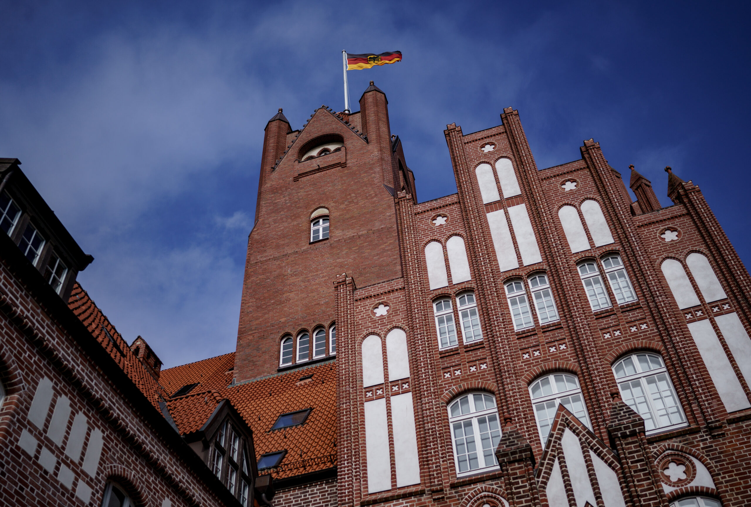 Die deutsche Flagge weht über der Marineschule Mürwik auf dem Hauptturm.