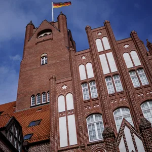 Die deutsche Flagge weht über der Marineschule Mürwik auf dem Hauptturm.
