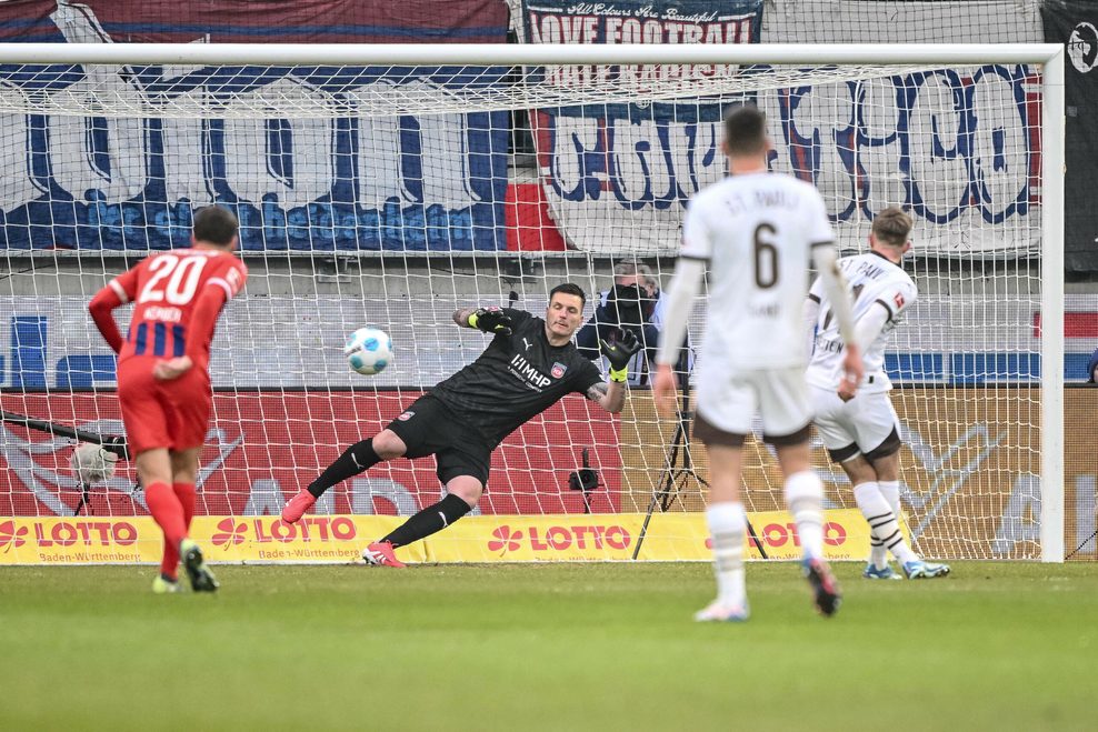 Johannes Eggestein mit dem Elfmeter zum 1:0 für St. Pauli in Heidenheim