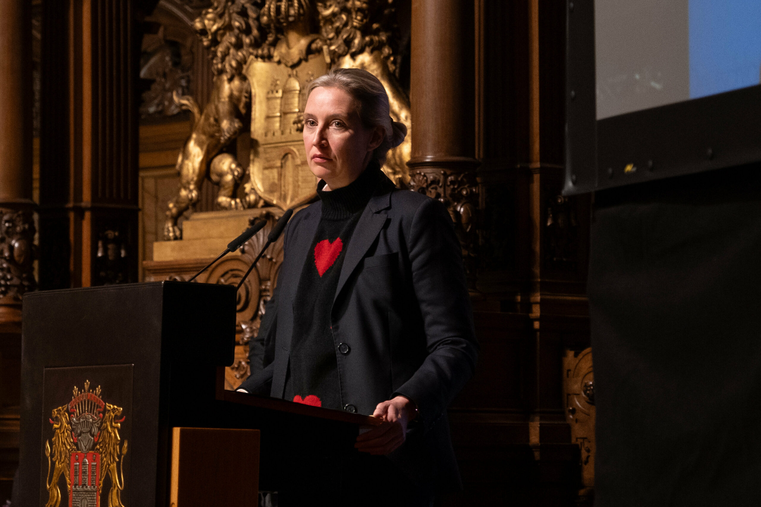 Hetze im Herzpullover: Im Rathaus beschimpfte Alice Weidel Gegendemonstranten als „Chaoten und Schlägerbanden“.