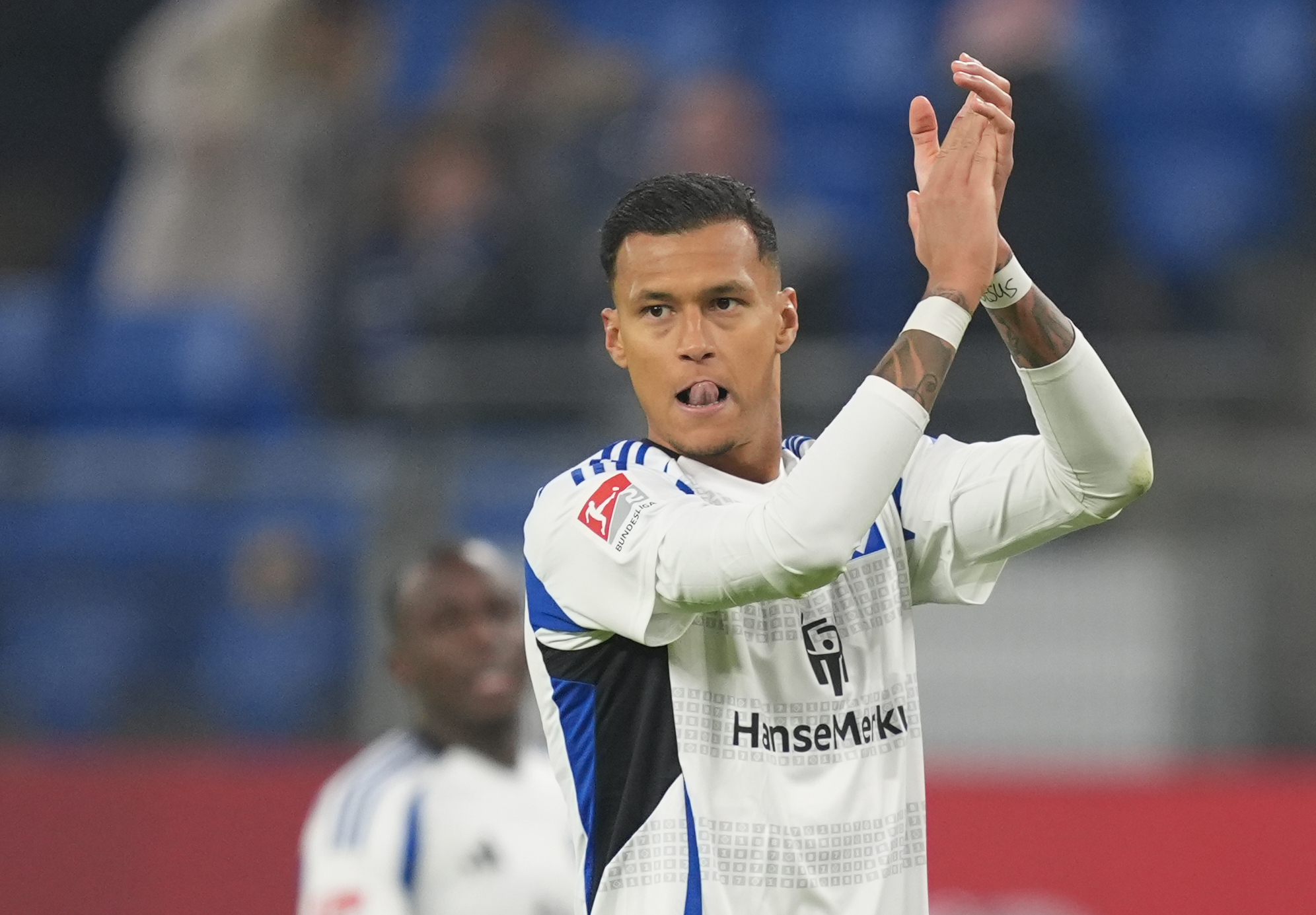 HSV-Stürmer Davie Selke applaudiert hämisch Richtung Kölner Fans