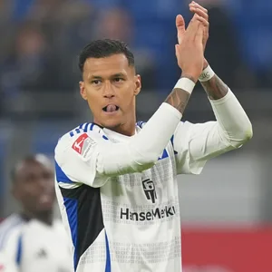 HSV-Stürmer Davie Selke applaudiert hämisch Richtung Kölner Fans