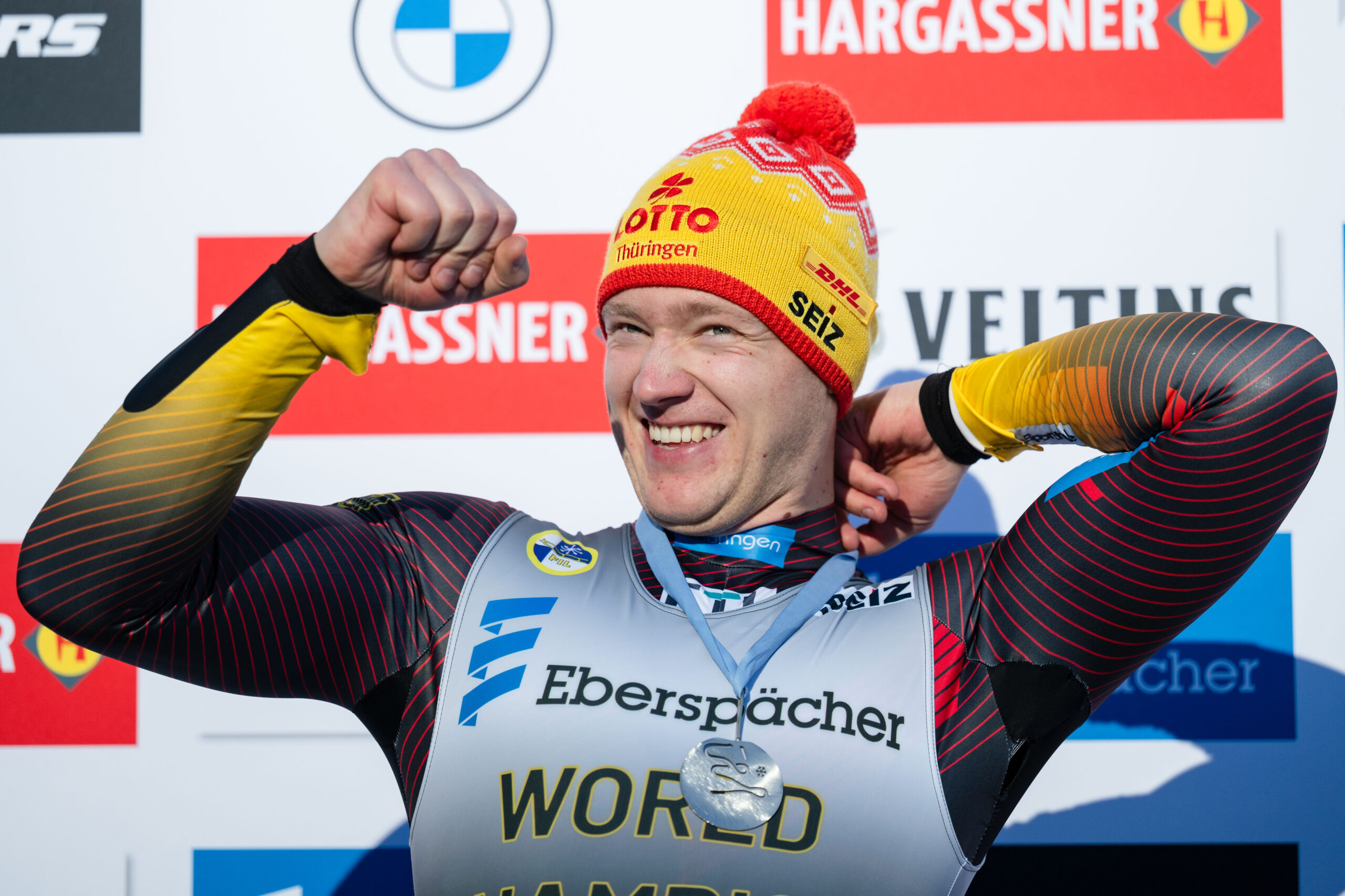 Max Langenhan posiert mit seiner Silbermedaille