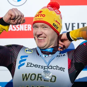 Max Langenhan posiert mit seiner Silbermedaille
