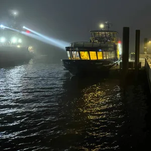 Die Hadag-Fähre steht am Kai der Hamburger Elbe.
