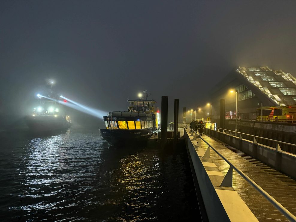 Die Hadag-Fähre steht am Kai der Hamburger Elbe.