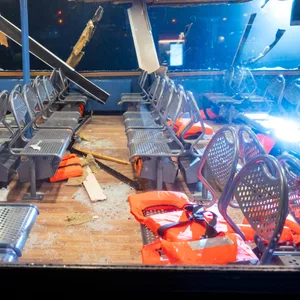 Der Fahrgastbereich der Fähre wurde bei der Schiffskollision massiv beschädigt.